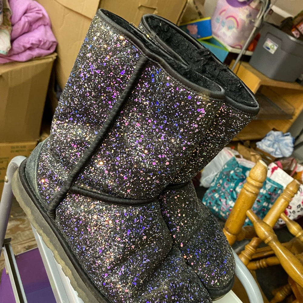 Size 9 Uggs - image 2